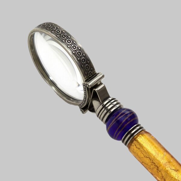Lente ingrandimento Casanova , la perla centrale è in vetro di Murano con foglia oro lavorata a mano. L’amore per il dettaglio e la raffinatezza