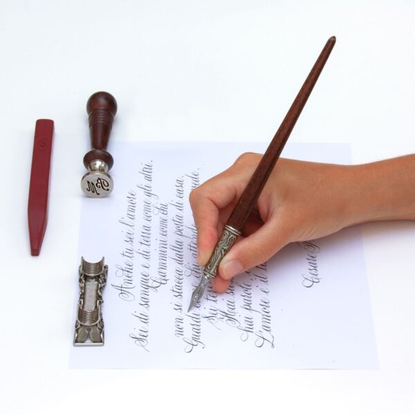 Penna e sigillo Cimaroli set scrittura composto da penna e sigillo in legno, corredato da porta penna in bronzo, barretta di ceralacca e boccetta