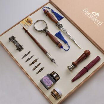 Elegante juego de escritorio con pluma caligráfica y accesorios de bronce